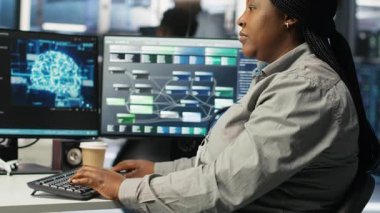 Veri Merkezi bilgisayar bilimcisi donanımı yapılandırmak için yapay zeka derin öğrenme modelleri kullanıyor. Sunucu çiftliğindeki PC 'de yapay zeka programlama dilleri kullanan bilişim uzmanı, optimizasyon sistemi, kamera B