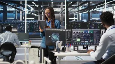 Yapılandırılmamış verileri kategorize etmek için yapay zeka algoritmaları ve düğüm ağacı sistemleri kullanan sunucu tarım mühendisliği ekibi. Veri merkezi bilişim uzmanları görsel programlama ve doğal dil işleme yazılımı kullanıyorlar, kamera A