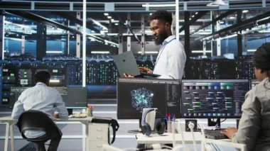 Veri merkezi programcısı ekipman performans sorunlarını tanımlamak için düğüm ağacı yazılımı kullanır. Afrikalı Amerikalı sunucu tarım işçisi donanım arızalarını en aza indirmek için veri analizi grafiğini inceledi, kamera A