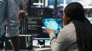 Veri merkezi yöneticisi yapay zeka çözümlerini optimize eden bir işçiyi denetliyor. Sunucu tarım denetleyicisi, sistem kapanma süresini en aza indirmek için yapay zeka kullanan programcıyı denetliyor. Kamera B