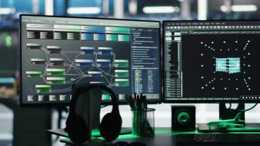 Veri merkezinde altyapı sağlığını izleyen düğüm ağacı arayüzlerini gösteren monitörler. İş istasyonlarındaki görsel programlama sistemleri sunucu odası ekipmanlarındaki arızaların tanımlanmasına yardımcı oluyor, kapatma