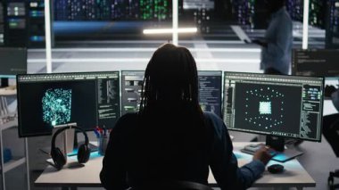 Veri Merkezi bilgisayar bilimcisi verileri analiz etmek için düğüm ağacı yazılımı kullanıyor. Altyapı performansını geliştirmek için görsel programlama kullanan sunucu çiftliği bilişim işçisi, kamera A