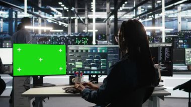 Veri merkezi teknisyeni verileri analiz etmek için yeşil ekranda düğüm ağacı yazılımı kullanıyor. Vites performansını arttırmak için krom anahtar bilgisayarda görsel programlama araçları kullanan sunucu çalışanı, kamera A
