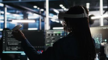 Veri merkezi teknisyeni sanal gerçeklik teknolojisi ve düğüm ağacı yazılımını kullanarak veri tabanlarını analiz ediyor. Vites performansını arttırmak için görsel programlama araçları ve VR ekipmanları kullanan sunucu odası uzmanı, kamera B