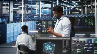 Yapılandırılmamış verileri kategorize etmek için yapay zeka algoritmaları ve düğüm ağacı sistemleri kullanan sunucu çiftliği teknisyeni. Veri merkezi çalışanı görsel programlama ve doğal dil işleme araçları kullanır, kamera A