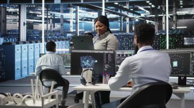 Veri merkezi bilgisayar bilimcileri ekipman performans sorunlarını tanımlamak için düğüm ağacı programlama kullanırlar. Sunucu çiftlik çalışanları altyapı arızalarını en aza indirmek için veri analiz grafiklerini gözden geçirin, kamera A