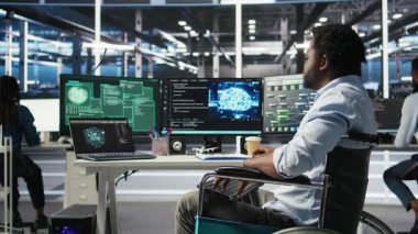 Tekerlekli sandalyedeki veri merkezi mühendisi güvenlik ihlali sırasında iş arkadaşlarından yardım istiyor. Bilgisayar korsanlarına karşı savaşan engelli bir sunucu tarım işçisi veri çalıyor, kamera A