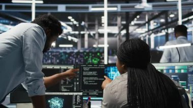 Veri merkezi yöneticisi yapay zeka çözümlerini optimize eden bir işçiyi denetliyor. Sunucu çiftlik denetleyicisi, sistem kapanma süresini en aza indirmek için yapay zeka kullanan programcıyı denetliyor. Kamera A