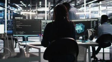 Veri merkezi programcısı verileri analiz etmek için düğüm ağacı yazılımı kullanırken kritik hata mesajı görüyor. Sunucu odası çalışanı, görsel programlama aracı, kamera A kullanırken hata açılır uyarısı alıyor