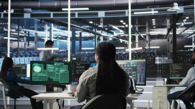 Sunucu merkezi çalışanları güvenlik duvarını aşıp güvenlik duvarını aştıktan sonra güvenlik ihlaline tepki veriyorlar. Çalışanlar siber güvenlik alarmı ve kamera A 'dan sonra acil müdahale protokollerini başlatıyorlar.