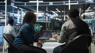 Veri merkezi çalışanları beyin fırtınası yapıyorlar, yapay zeka makinesi kullanarak ekipmanları yapılandırmak için modeller öğreniyorlar. Bilgi İşlem uzmanları sunucu çiftliğinde işbirliği yapıyor, en uygun sistemler üzerinde çalışıyor, kamera A