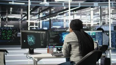 Sunucu odası uzmanı sistem kapanmasını en aza indirmek için yapay zeka teknolojisi uyguluyor. Afrika kökenli Amerikalı işçiler, veri merkezi ekipmanlarını optimize etmek için yapay zeka çözümleri geliştirir ve uygular.