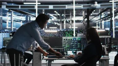 Sunucu merkezi ekip lideri ve çalışanı sistem sağlığını optimize etmek için düğüm ağacı yazılımı kullanıyor. Yapay zeka görsellemesi, kamera A kullanılarak altyapı sorunlarını analiz eden bilişim uzmanını denetleyen veri merkezi yöneticisi
