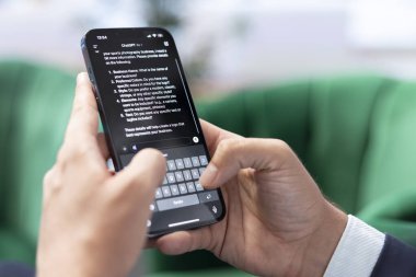 Bükreş, Romanya - 30 Temmuz 2024 - Adam akıllı telefon uygulamasında yapay zeka sohbetine başladı, gelişmiş sanal asistan görev tamamlamak için akıllı çözümler sergiliyor.