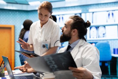 Tıbbi personel teşhis prosedürleri ve tedavi planlarında işbirliği yapar. Radyoloji uzmanları doğru teşhis ve etkili hastalık önleme, sağlık sigortası üzerinde çalışıyorlar.