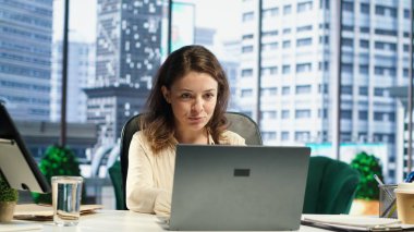 CEO hissedarlarla artan kâr stratejisini tartışıyor, stratejik düşünme için çevrimiçi video görüşmeleri yapıyor. Girişimci, ortaklardan tavsiye, kurumsal kültür istiyor. Kamera A.