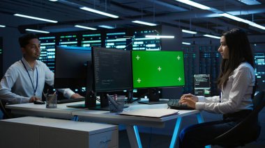 Veri merkezinde bilgisayar kullanan teknisyen, sunucuları yöneten, işletim sistemleri. Ağların güvenli ve düzgün çalışmasını sağlamak için yeşil ekran PC kullanan sunucu merkezinde uzman, Kamera B