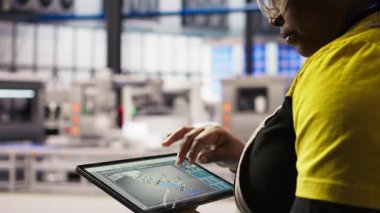 Akıllı fabrika düzeni tasarlamak için CAD uygulaması kullanan teknisyenleri kapatın. Otomatik santral ve kamera A 'daki üretim sistemlerini simule etmek ve optimize etmek için aygıt üzerinde simülasyon uygulaması kullanan bir uzman.