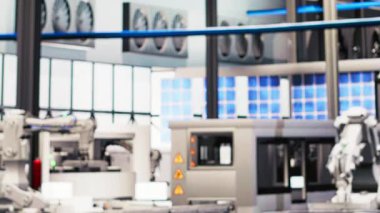 Otomatik iş akışlarını ve kontrol sistemlerini bilgisayara aktarmak için dizüstü bilgisayar kullanan sanayi mühendisi. Afrikalı Amerikalı teknisyen sensörleri dizüstü bilgisayarla üretime sokuyor.