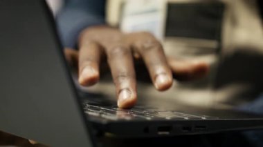 Otomatik sistemleri test etmek, üretim ölçümlerini izlemek için dizüstü bilgisayar kullanan akıllı fabrika işçilerini kapatın. Endüstri 4.0 tesis uzmanı, arızaları tespit etmek ve düzeltmek için makineleri denetliyor, kamera B