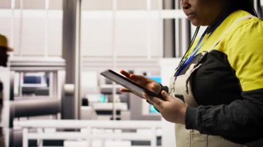 Akıllı fabrikadaki mühendis, imalat sırasında kalite kontrolü sağlayan tablet uygulamasını kullanarak robot montaj hatlarını denetliyor. İşçi otomatik taşıma sistemlerini aygıt, kamera A kullanarak izliyor.