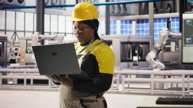 Güneş panelleri fabrika mühendisi IoT sensörlerindeki verileri analiz ederek işletim verimliliğini artırıyor. Fotovoltaik üretimdeki durgunluğu azaltmak için sistem kontrolü yapan işçiler, kamera A