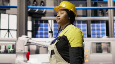 Tamirci alet çantasını tutuyor, akıllı fabrikada yürüyor, bakım yapmaya hazırlanıyor. Tamirci sektör 4.0 tesisini teftiş ediyor, tamir etmek için ekipman hasarı arıyor, bakım yapıyor, kamera B