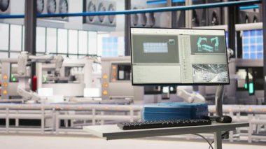 Çalışan bütünlük için makineleri denetlemek için kullanılan akıllı fabrikadaki robotsal yazılım ekranda. Endüstri 4.0 endüstriyel sanayi tesisinde gelişmiş sensörlerle donatılmış izleme cihazı.