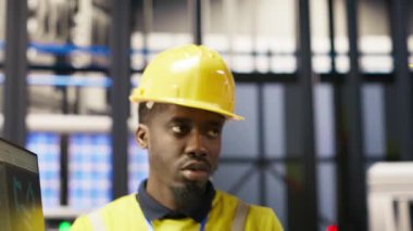 Akıllı fabrikadaki mühendis tarafından yapılan çalışmaların yöneticisi imalat sırasında kalite kontrolünün sağlanmasını sağlıyor. Ekip lideri otomatik taşıma sistemlerini izleyen çalışanı denetliyor, kamera B