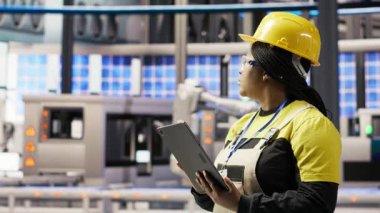 Uzman, yenilenebilir enerji üreten sanayi 4.0 fabrikasında rutin teftişler yapmak için tablet kullanıyor. Photovoltaics akıllı fabrika çalışanı cihaz, kamera B kullanarak test ekipmanları