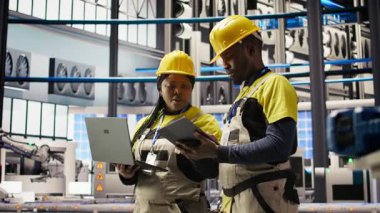 Mühendislik ekibi, sektör 4.0 tesisinde arızaları tespit etmek için birlikte çalışıyor. Takım çalışması fabrikasındaki iş arkadaşları montaj hatları ve kamera A 'daki tamir görevlerini koordine ediyorlar.