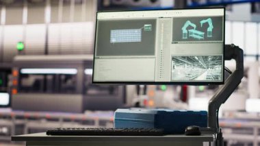 Endüstri 4.0 güneş panellerinde görüntüleme IoT sensörleri aracılığıyla sorun çıkaran cihazlar arızalanır. Akıllı fotovoltaik fabrikasında bakım gerektiğinde uyarıda bulunan monitör