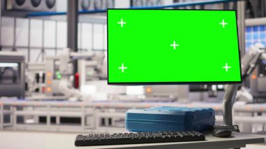 Operasyonları optimize etmek için performans verilerini analiz etmekte kullanılan fotovoltaik fabrikasındaki izole ekranı kapat. Sektör 4.0 güneş panellerinin krom anahtar görüntüsü önleyici bakım yapan tesis