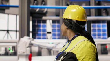 Akıllı fabrikalarda yürüyen bir teknisyen, sistemleri denetleyen, makinelerin en uygun verimlilikte çalışmasını sağlayan. Sanayi 4.0 fabrika mekanik denetim ekipmanı, sürekli işlemler ve kamera