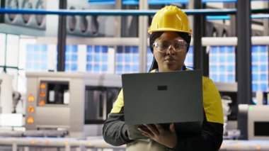 Güneş panelleri fabrika mühendisi IoT sensörlerindeki verileri analiz ederek işletim verimliliğini artırıyor. Fotovoltaik üretimdeki durgunluğu azaltmak için sistem kontrolü yapan işçiler, kamera B