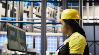 Endüstriyel fabrika teknisyeni PC yazılımı kullanarak üretim ekipmanlarını izliyor, arızaları teşhis ediyor. Fabrika çalışanının koordinatları montaj hatlarındaki görevleri bilgisayar programı, kamera B kullanarak onarıyor.