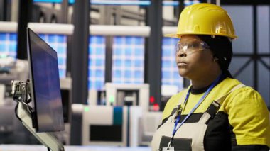 Sektördeki gülümseyen kadın portresi 4.0 güneş paneli yenilenebilir enerji üreten bitki. Fotovoltaik mühendisi akıllı fabrika verileri analiz ediyor, sistem ölçümlerini gözden geçiriyor, kamera B