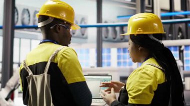 Akıllı güneş panelleri fabrika mühendisliği ekibi üretim hatlarını denetlemek için dizüstü bilgisayar kullanıyor. Takım çalışması sektörü 4.0 fabrika çalışanları, makinelerin en uygun verimlilikte çalışmasını sağlar. Not defteri, kamera B