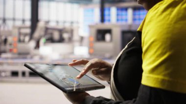 Tablet üzerinde CAD uygulaması kullanılarak robotik üretim hatları tasarlayan 4.0 sanayi mühendisinin kapatılması. Akıllı fabrika uzmanı kat düzenini optimize etmek için yazılım kullanır, kamera A