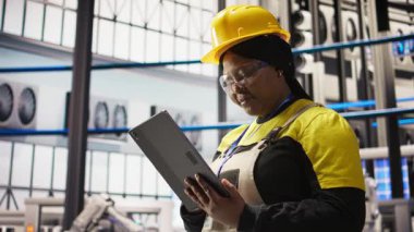 Güneş panelleri uzmanı sistemleri denetlemek için tablet kullanır, makinelerin en uygun verimlilikte çalışmasını sağlar. Fotovoltaik fabrikası çalışanı, işlemleri sürdürmek için aygıt yazılımı kullanır.