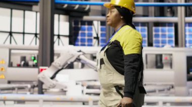 Akıllı fabrika tamircisi otomatik iş akışı kontrol sistemleri kuruyor, işlemleri bilgisayara geçiriyor. Sektör 4.0 'da yürüyen tamirci alet çantalı fabrika, sensörleri üretime entegre ediyor, kamera B