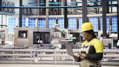 Otomatik iş akışlarını ve kontrol sistemlerini bilgisayara aktarmak için dizüstü bilgisayar kullanan akıllı bir fabrika mühendisi. Teknisyen sensörleri defter, kamera A kullanarak üretime entegre ediyor.