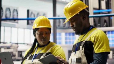 Otomatik iş akışlarını ve kontrol sistemlerini uygulamak için beyin fırtınası yapan zeki bir mühendislik ekibi. Sanayi 4.0 fabrika çalışma arkadaşları sensörleri üretime entegre ediyor, kamera B