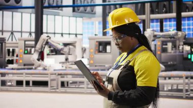 Uzman, yenilenebilir enerji üreten sanayi 4.0 fabrikasında rutin teftişler yapmak için tablet kullanıyor. Fotovoltaik akıllı fabrika çalışanı cihaz kullanarak test ekipmanı, kamera A