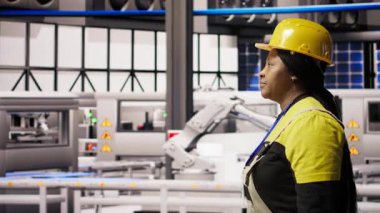 Akıllı fabrikalarda yürüyen bir teknisyen, sistemleri denetleyen, makinelerin en uygun verimlilikte çalışmasını sağlayan. Sanayi 4.0 fabrika mekanik denetim ekipmanı, sürekli işlemler ve kamera