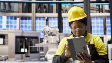 Hasarı onarmak için yapılan bakım prosedürlerini takip eden 4.0 sanayi mühendisi. Akıllı fabrika uzmanı dizüstü bilgisayardaki verileri analiz ederek taşıma bantları ve robotik silah arızalarını ve kamera B 'yi tahmin ediyor.