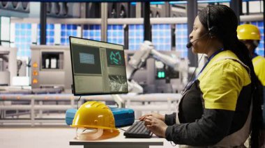 Akıllı fabrikadaki çağrı merkezi ajanı bakım sorgularına uzaktan yardım etmek için kulaklık kullanıyor, otomatik güneş paneli montaj işlemlerini izliyor, teknik yönlendirme sağlıyor, kamera A