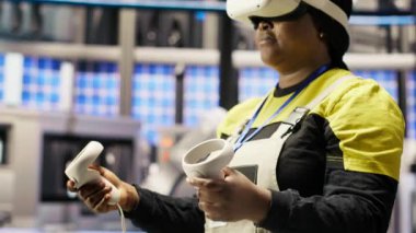 Sanal gerçeklik teknolojisini kullanarak 4.0 sektöründe çalışan mühendis ekipmanları kontrol ediyor. Otomasyon sistemlerini yönetmek ve geliştirmek için VR kulaklık kullanan akıllı bir fabrika çalışanı, kamera B