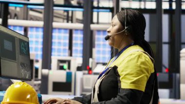 Akıllı fabrikadaki çağrı merkezi ajanı bakım sorgularına uzaktan yardım etmek için kulaklık kullanıyor, otomatik güneş paneli montaj işlemlerini izliyor, teknik yönlendirme sağlıyor, kamera B