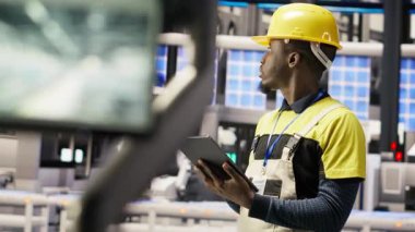 Otomatik sistemleri test eden akıllı bir fabrika uzmanı. Operasyonel bütünlüğü izliyor. Endüstri 4.0 tesis teknisyeni hasar tespiti ve onarımı için ekipman, kamera B